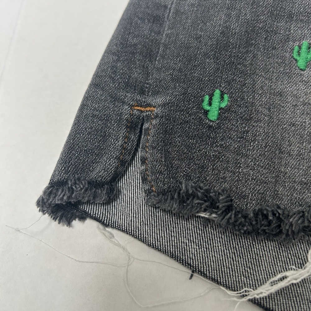 Judy Blue Hi-Rise Gray Cactus Denim Jean Shorts Size Large Style #150111 Raw Hem - Picture 5 of 6
